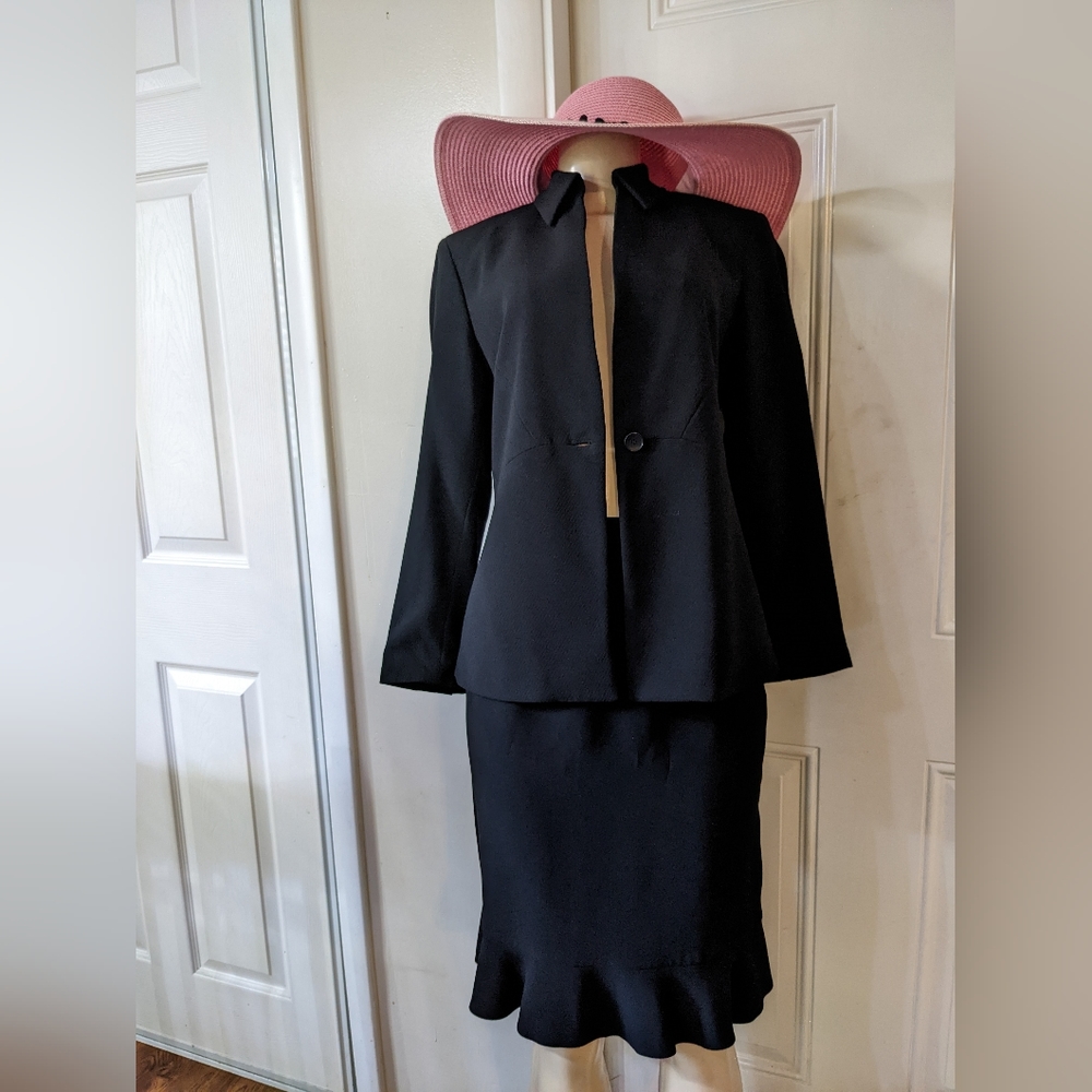Garfield & Mark 2 piece skirt and blazer in black